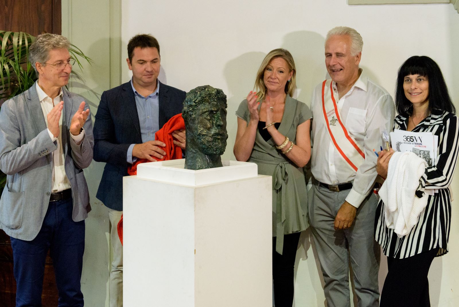 Donazione busto Porsenna: da sinistra, Stefano Casciu, Flavio Foderini, Chiara Lanari, Eugenio GIani e Maria Angela Turchetti Donazione busto Porsenna: da sinistra, Stefano Casciu, Flavio Foderini, Chiara Lanari, Eugenio GIani e Maria Angela Turchetti